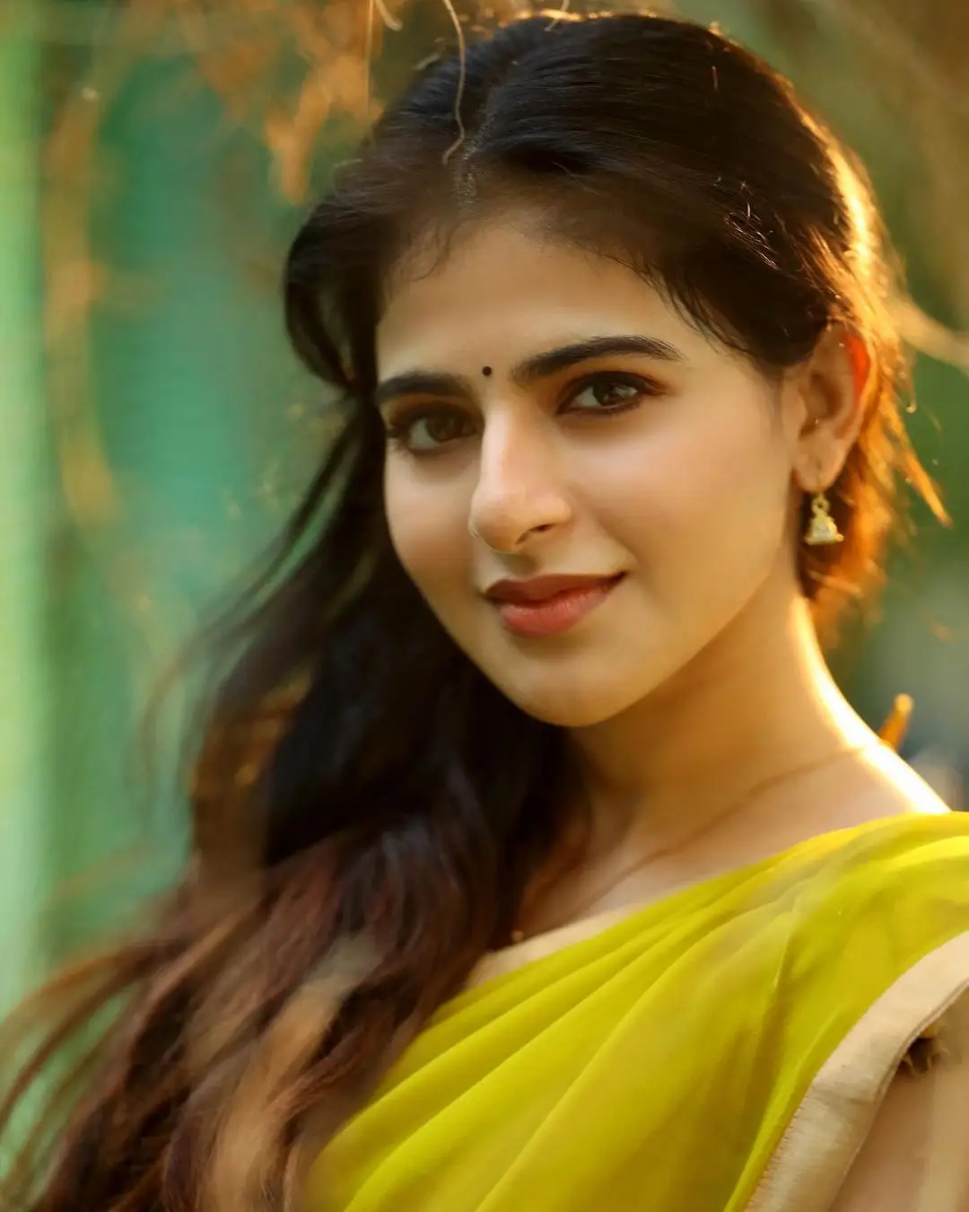 INDIAN ACTRESS ISWARYA MENON PICS IN TRADITIONAL GREEN SAREE BLOUSE 1